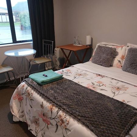 A Room In A Homestay - Upper Hutt Exterior foto